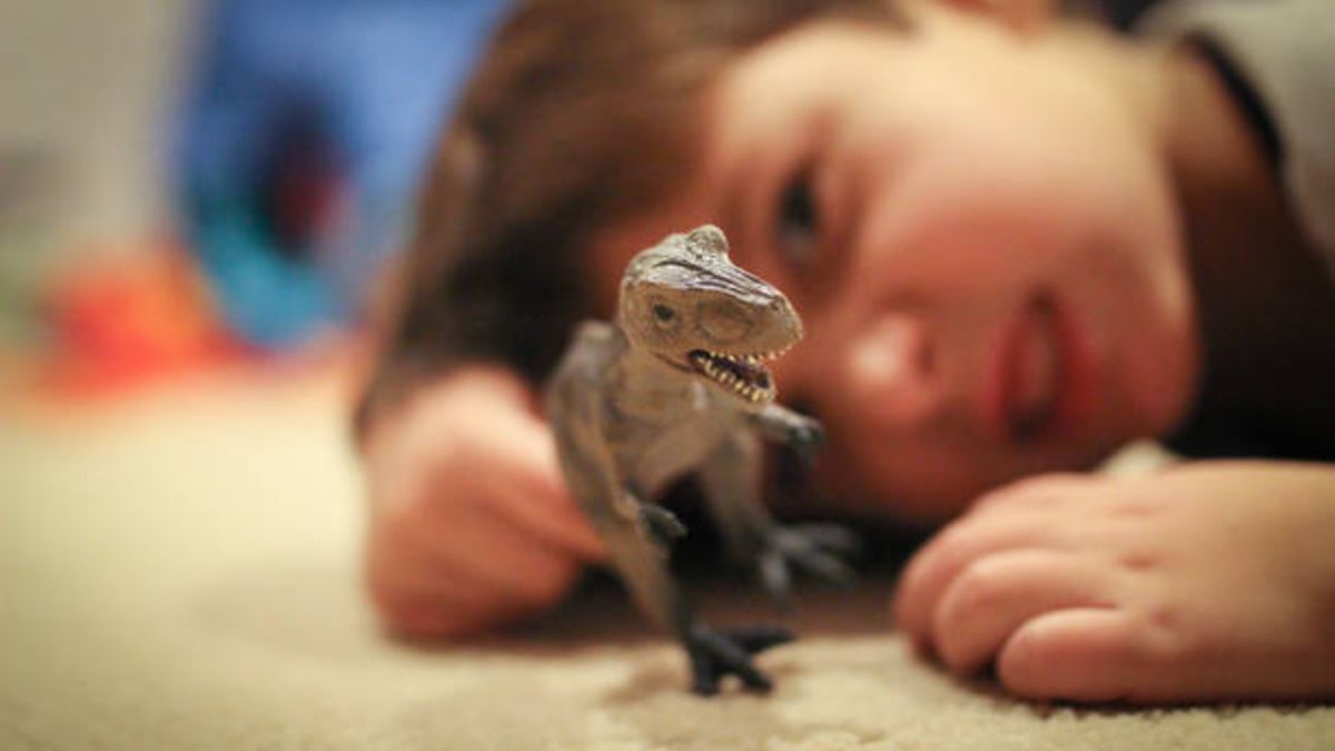Cómo hacer un dinosaurio de cartón con los niños en casa