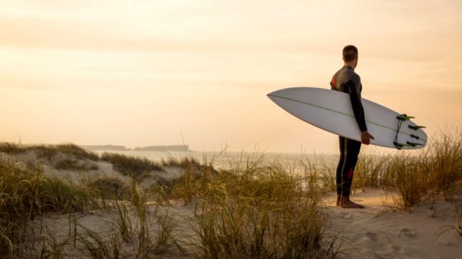 La normativa impide practicar surf por las tardes en Cádiz