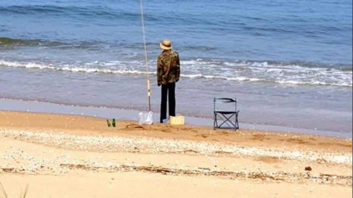 Twitter: El extraño ‘hombre’ que se han encontrado los policías en una playa