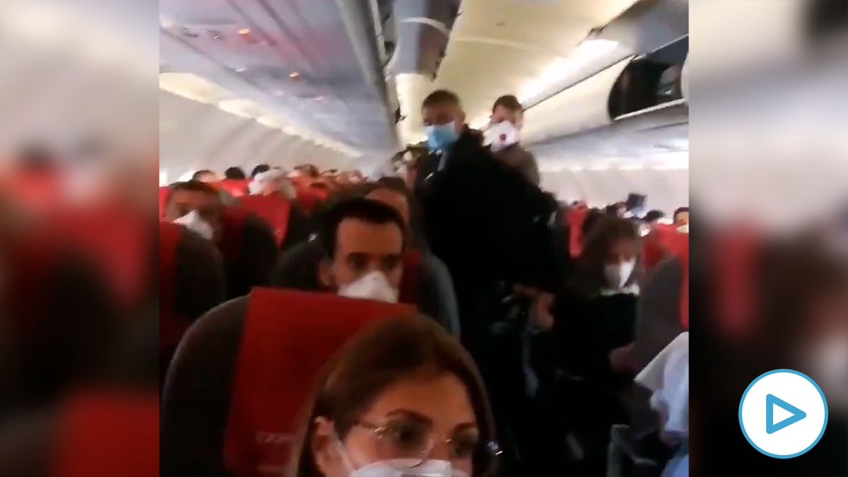 Tensión en un vuelo Madrid-Gran Canaria por no respetarse la distancia de seguridad.