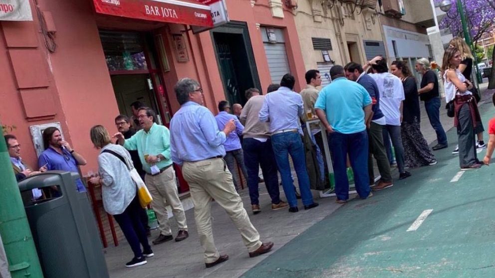 Un bar de Sevilla el primer día de fase 1. Fuente: @malacarasev