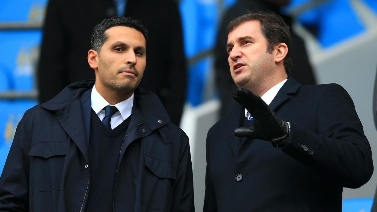 Ferran Soriano y Khaldoon Al Mubarak, en el palco del Etihad Stadium. (Getty)