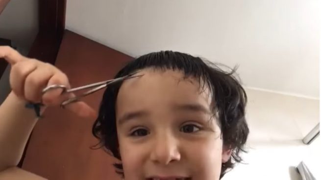Facebook: El niño peluquero es uno de los virales de este confinamiento