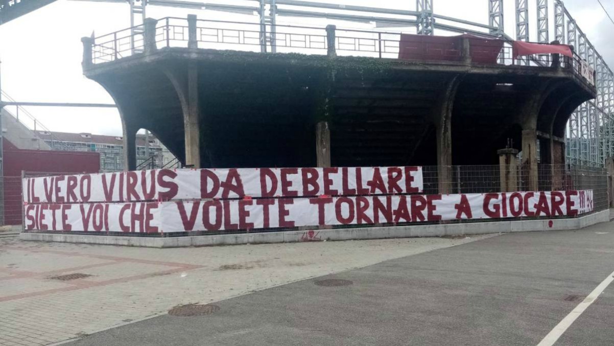 Las pancartas de los aficionados del Torino.