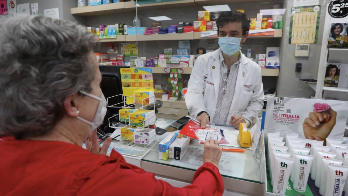 Una madrileña recogiendo su mascarilla de la Comunidad de Madrid. (Foto: Europa Press)