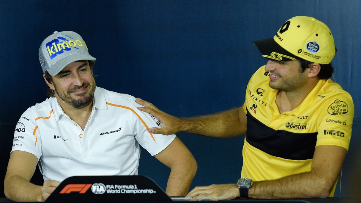 Fernando Alonso y Carlos Sainz, durante la rueda de prensa previa al GP de España de F1, en 2018 (AFP).