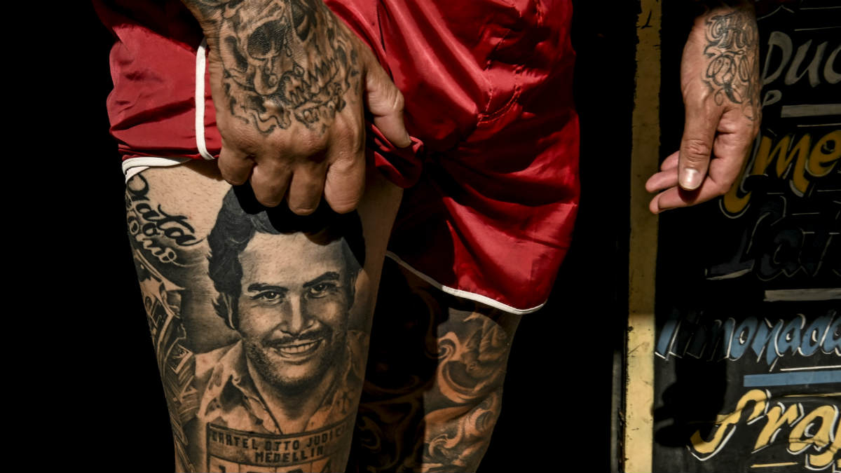 Una imagen de un tatuaje de Pablo Escobar en un barrio de Medellín. (Getty)