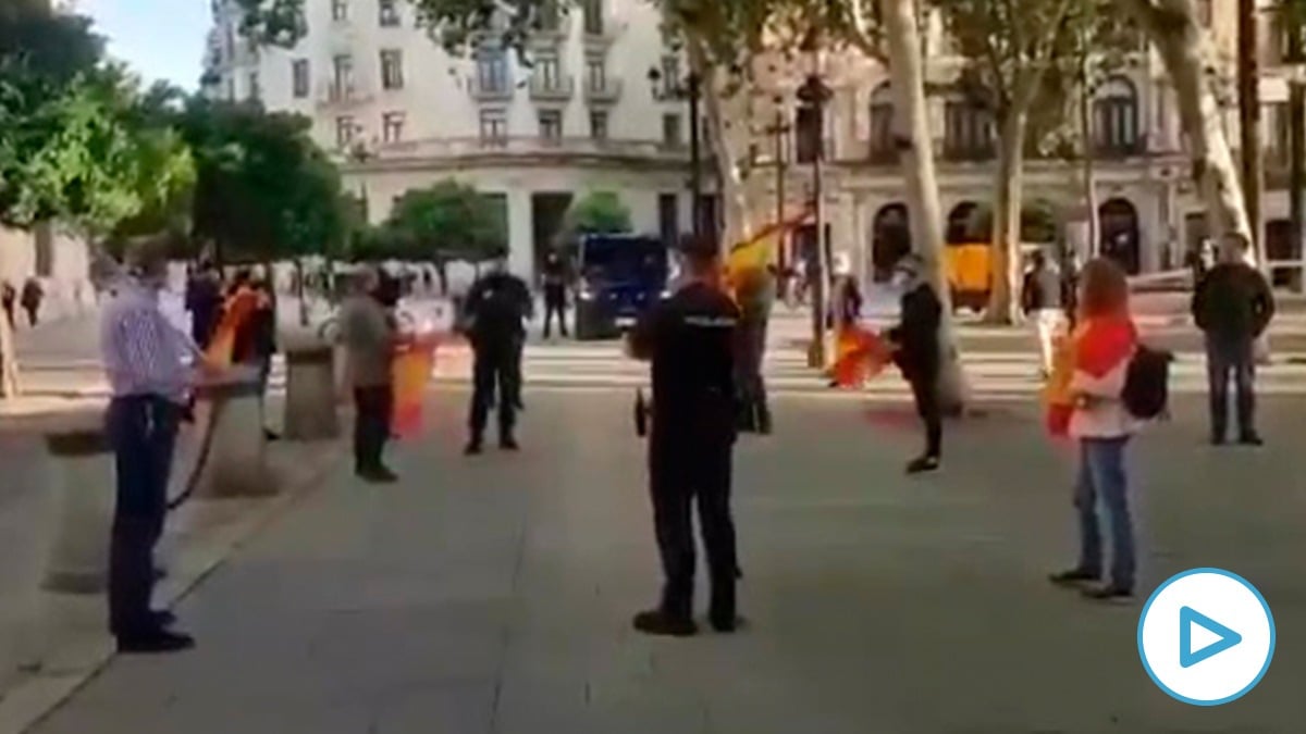 La Policía identifica a sevillanos que se concentraban con banderas de España ante el Ayuntamiento.