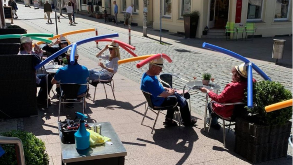 Facebook: Un bar de Alemania usa churros de piscina para mantener la distancia de seguridad