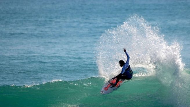 El Ayuntamiento de Cádiz permite la práctica de surf durante el Estado de Alarma