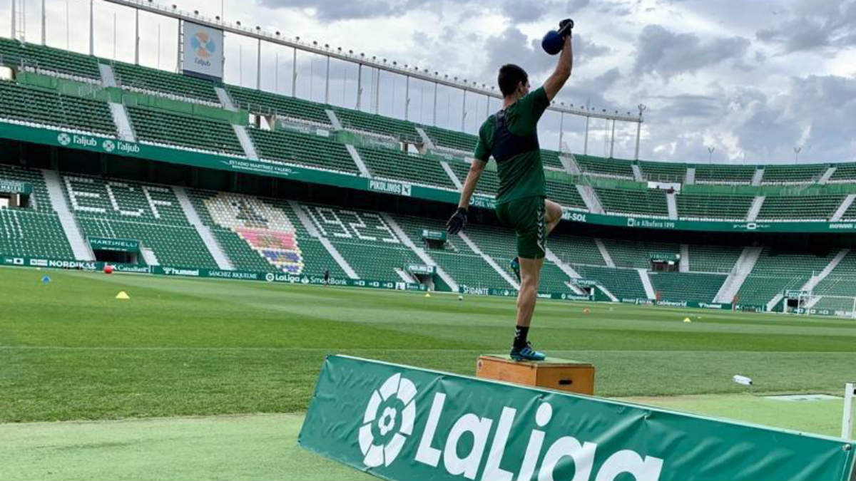 Un jugador del Elche se entrena en el Martínez Valero.