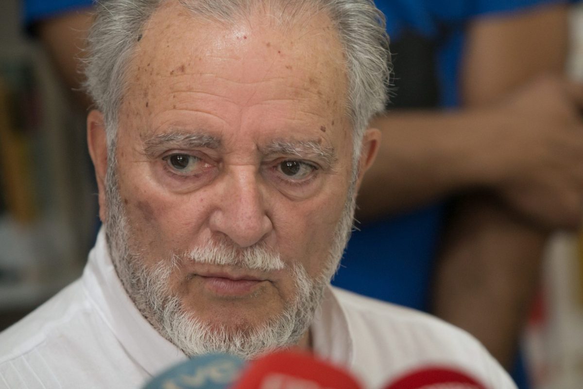 Córdoba.- Julio Anguita continúa en estado crítico en la UCI del Hospital Reina Sofía
