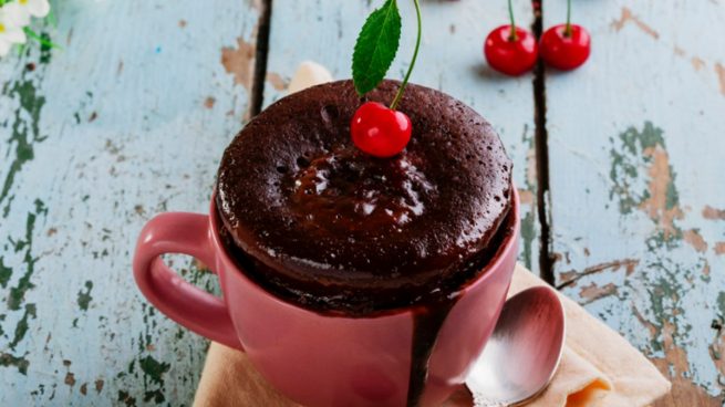 Receta de mug cake de chocolate con mermelada de cerezas