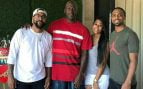 Michael Jordan y sus tres hijos (Marcus, a la izquierda).