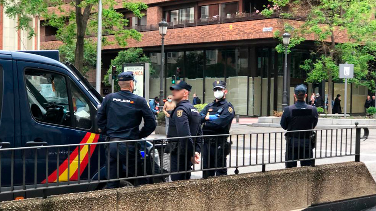 Policía Nacional en la calle Núñez de Balboa de Madrid este jueves. (Foto: Enrique Falcón)