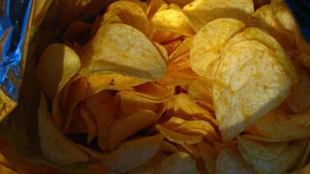 Tortilla hecha con patatas fritas de bolsa