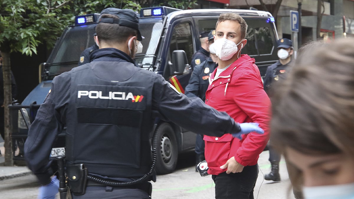 Numerosa presencia policial en la calle Núñez de Balboa de Madrid. (E. Falcón)