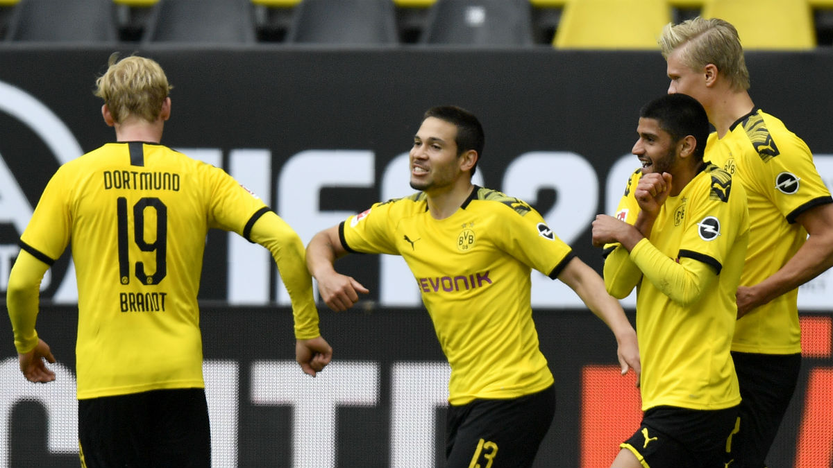 Los jugadores del Dortmund celebran un gol al Schalke. (AFP)