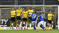 Caligiuri lanza una falta en el Dortmund-Schalke. (AFP)