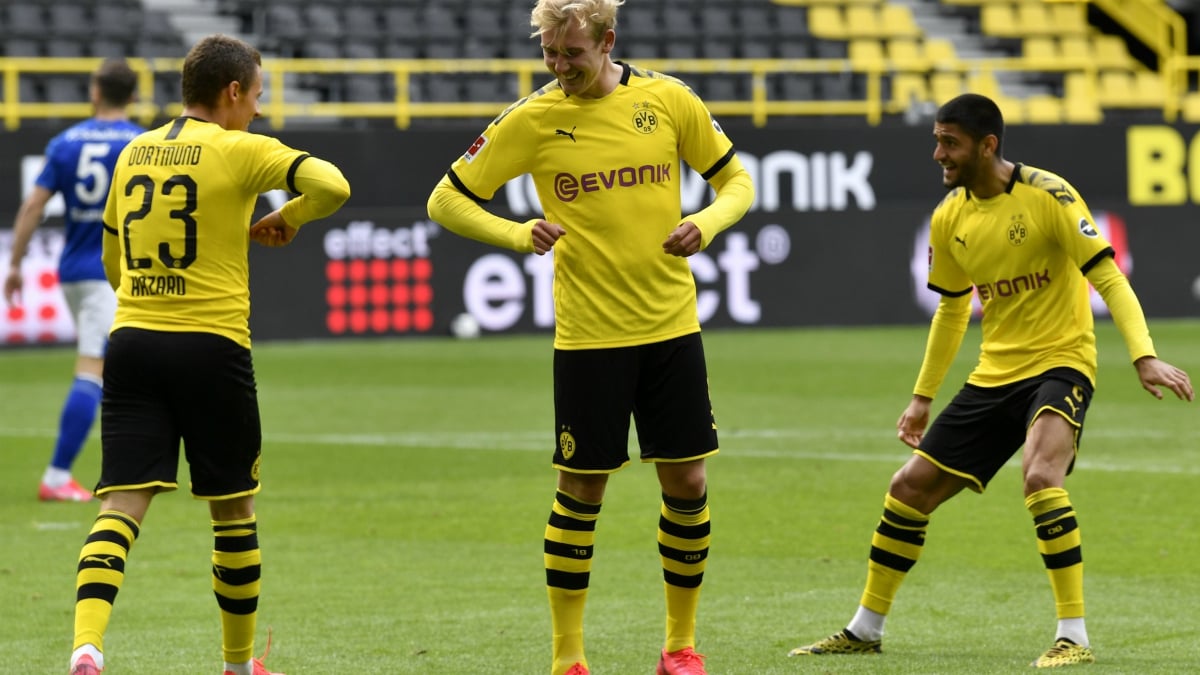 Tres jugadores del Borussia Dortmund celebran un gol.