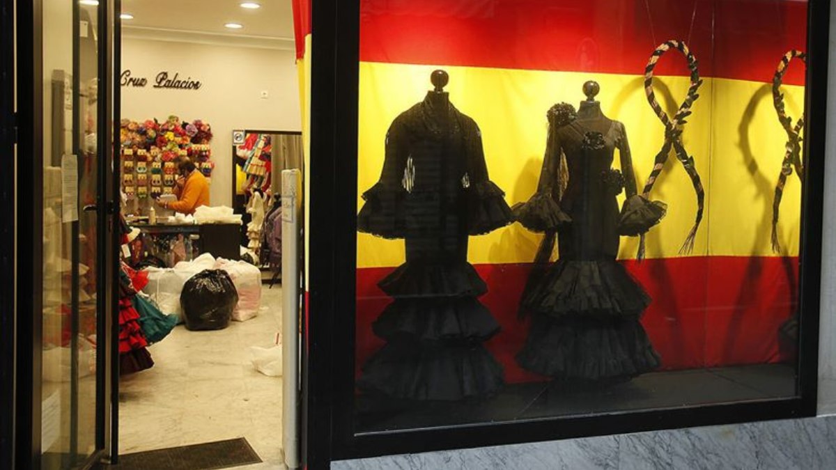 Una tienda de moda flamenca de Sevilla se viste de luto por el coronavirus