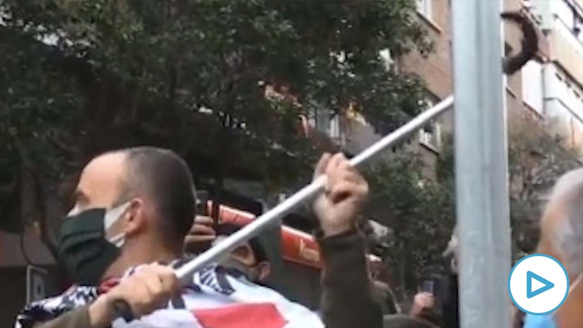 Un señor protesta con un bastón en Núñez de Balboa