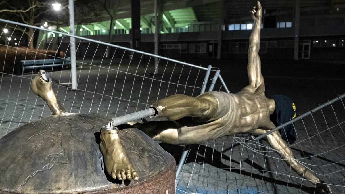 La estatua de Ibrahimovic espera nueva ubicación en Malmoë. (AFP)