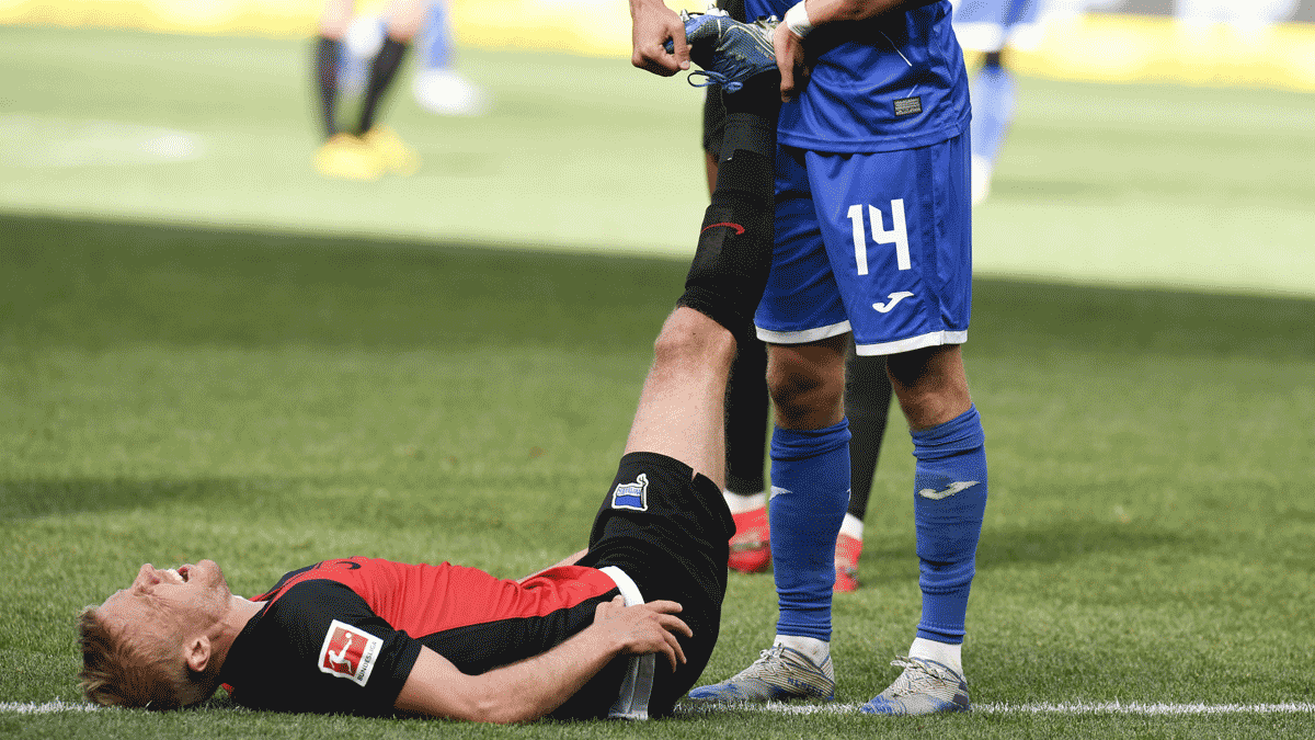 El jugador del Hertha Skjelbred es atendido por Baumgartne, del Hoffenheim (AFP)