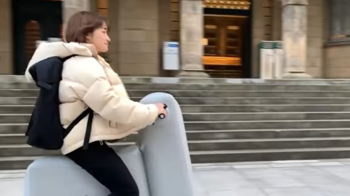 YouTube: Crean un scooter eléctrico inflable para poder llevarlo en la mochila