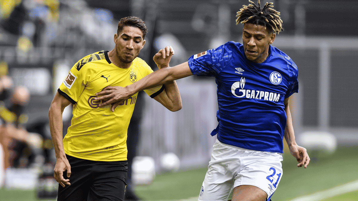 Todibo, ante Acrhaf, durante el partido entre el Borussia Dortmund y el Schalke 04 (AFP)