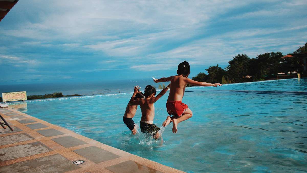 Los más pequeños son los que más disfrutan en la piscina la llegada del buen tiempo