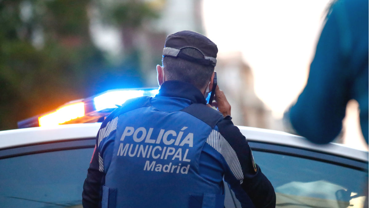Imagen de archivo de un policía municipal de Madrid comunicándose por teléfono. (Foto: Europa Press)