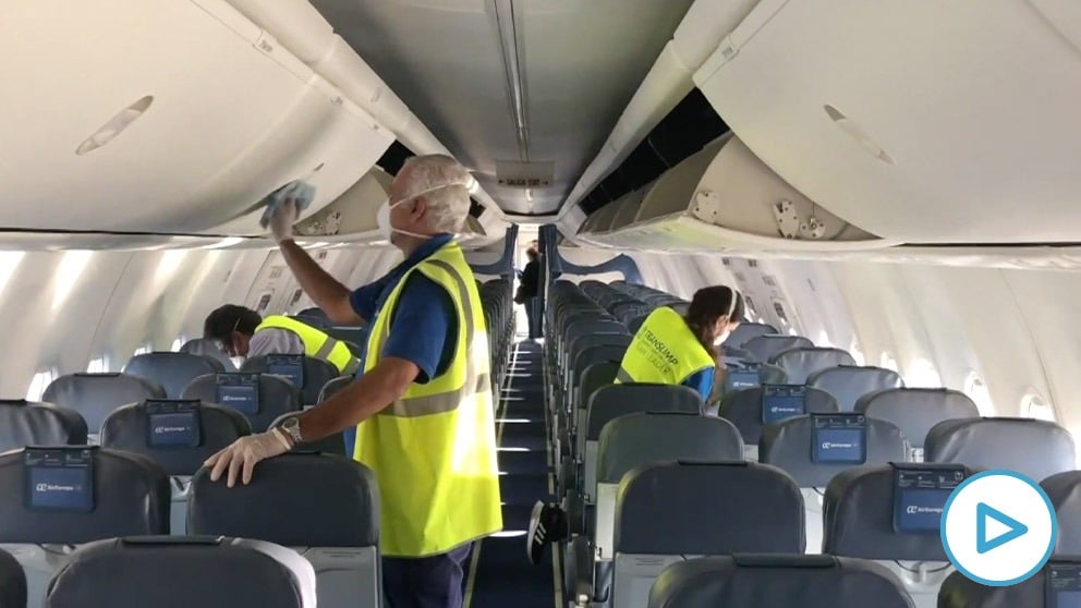 Limpieza de un avión previa a un vuelo.