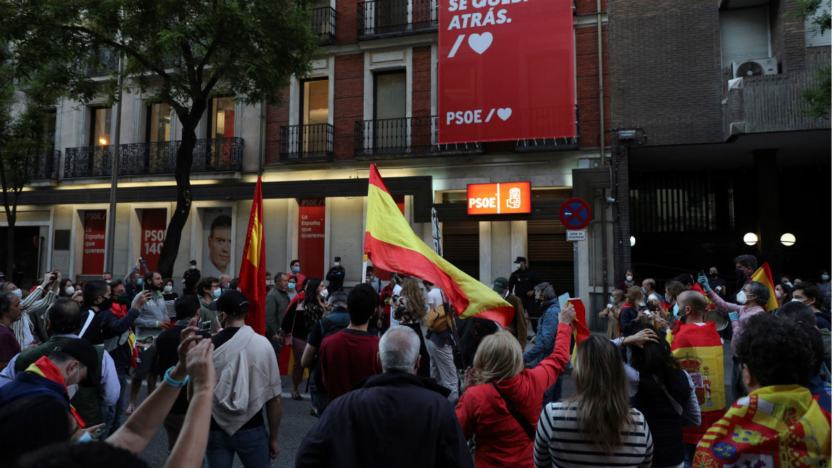 Cacelorada frente a la sede de Ferraz al grito de «¡Sánchez, dimisión!». (Foto: EFE)