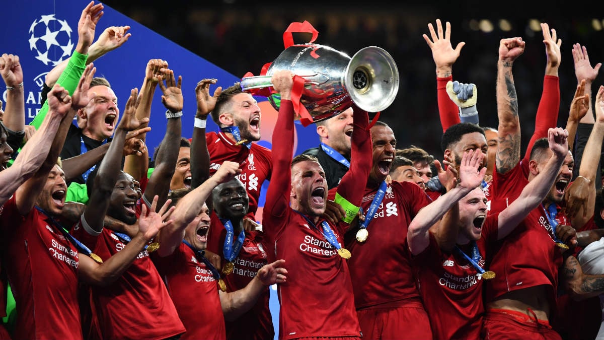 Los jugadores del Liverpool levantan la Champions en Madrid. (AFP)