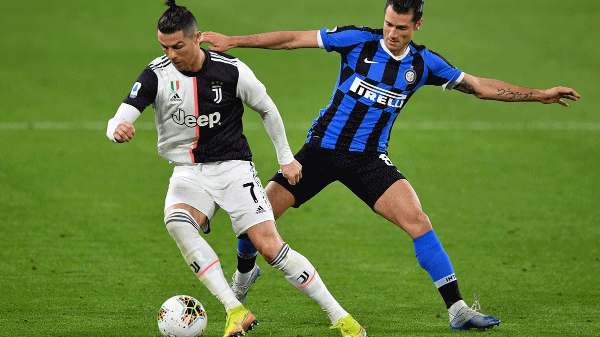 Cristiano Ronaldo ante Candreva, en el último Juventus- Inter de la Serie A (Getty)