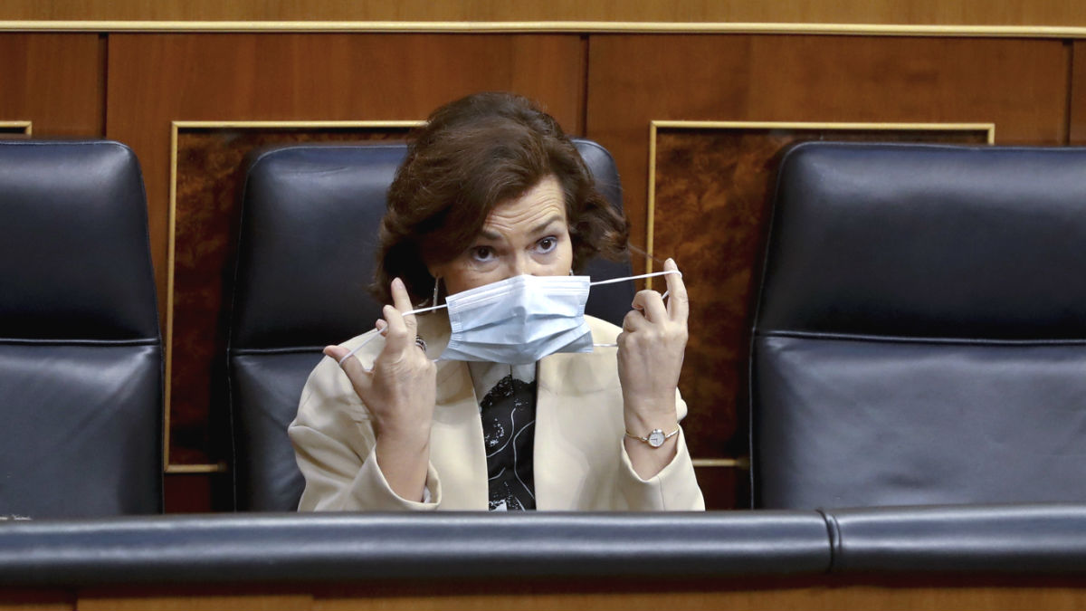 La vicepresidenta primera, Carmen Calvo, en su escaño del Congreso con mascarilla. (Foto: Europa Press)