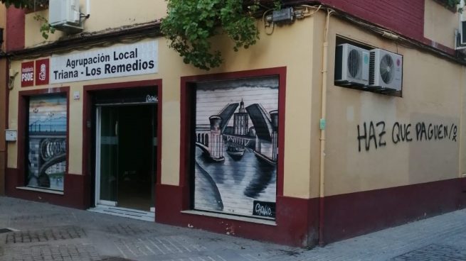 La sede del PSOE en Triana (Sevilla) sufre la enésima pintada contra el Gobierno