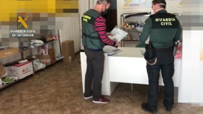 La Guardia Civil detiene en Baena a dos hombres acusados de estafa en la venta online de material sanitario