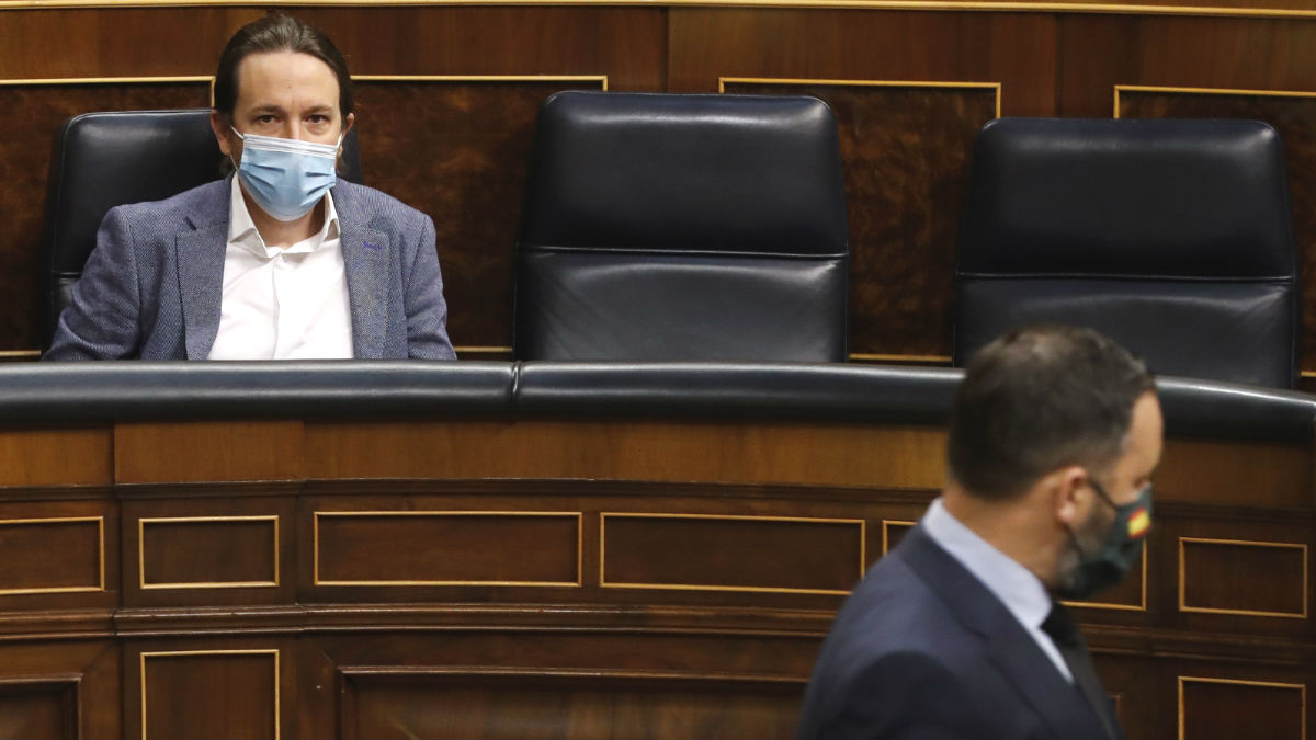 El líder de Vox, Santiago Abascal, pasa delante del escaño del vicepresidente del Gobierno, Pablo Iglesias. (Foto: EP)