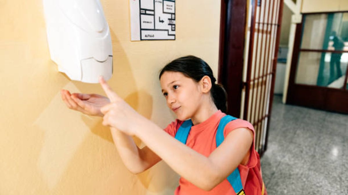 Todos los pasos para que los niños sepan usar bien el gel antiséptico para evitar el riesgo de intoxicación