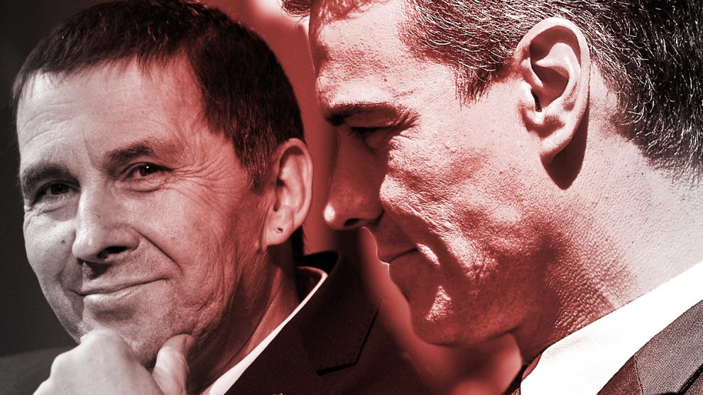 Pedro Sánchez y Arnaldo Otegi.