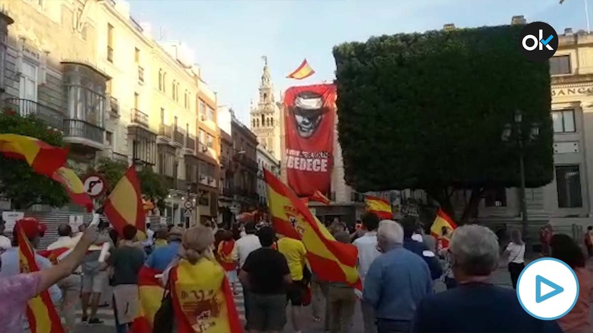 Alvise despliega un cartel contra el Gobierno en el centro de Sevilla.