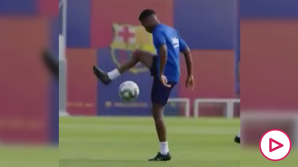 Ansu Fati hace filigranas en un entrenamiento.