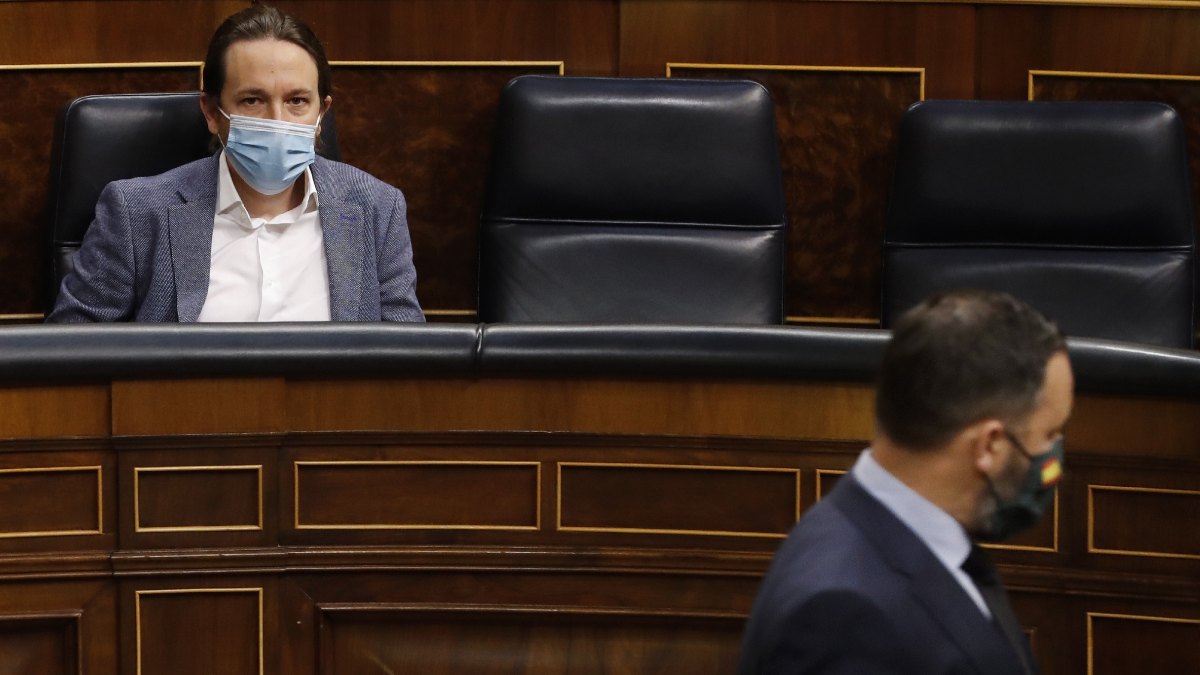 El presidente de Vox, Santiago Abascal, pasa delante del escaño del vicepresidente Pablo Iglesias. Foto: EP