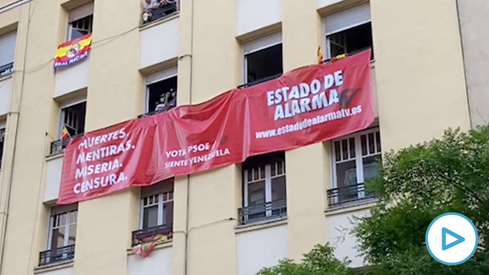 La pancarta desplegada ante la sede del PSOE en Ferraz.