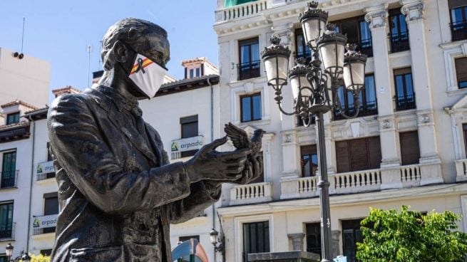 Lorca o Blas de Lezo con mascarilla: el original homenaje a los sanitarios y policías en Madrid