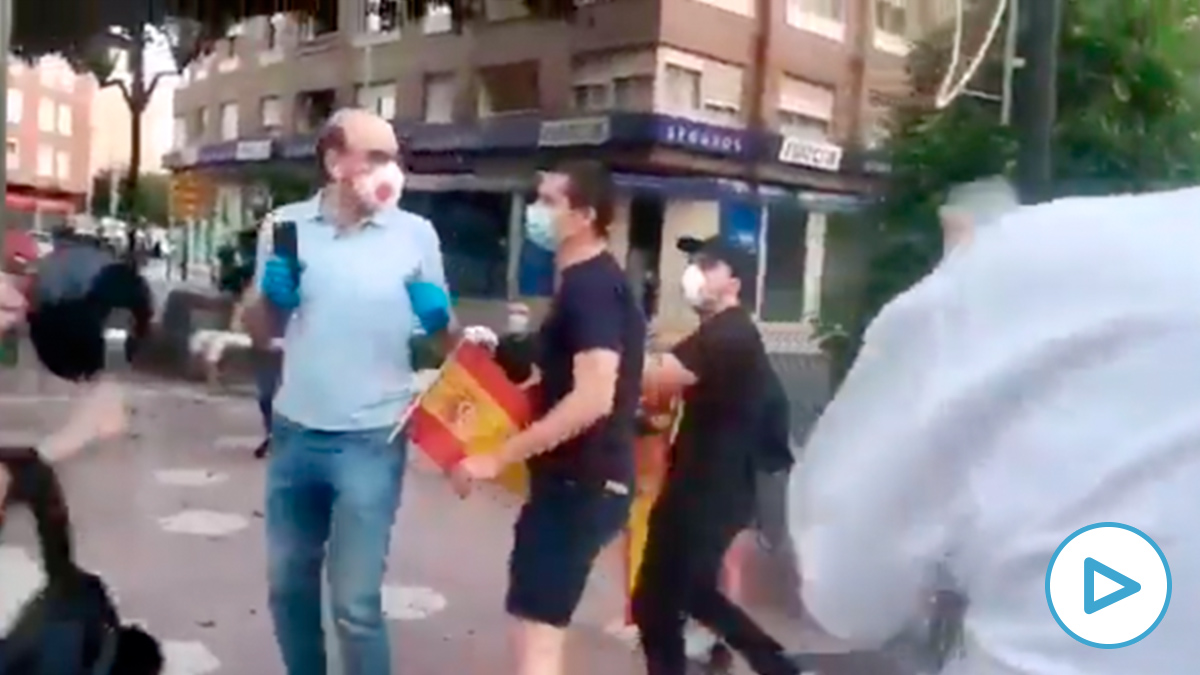 Unos antisistema intentan agredir en Castellón a manifestantes de la cacerolada contra el Gobierno.