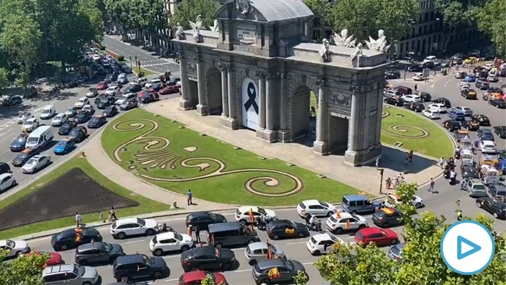 La Plaza de la Independencia colapsada por las protestas contra el Gobierno de Sánchez.