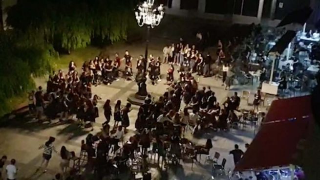 una captura de pantalla del vídeo viral en el que se ve un baile masivo en la localidad guipuzcoana de Beasain, a propósito de unas fiestas que habían sido canceladas.